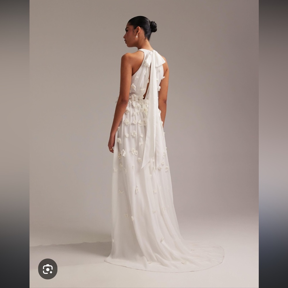 ASOS DESIGN 3D floral statement halter maxi wedding dress in ivory - Picture 3 of 6